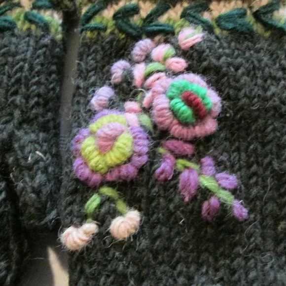 🌸🪶☮️Handcrafted Flower Embroidered Fingerless Gloves – Made in Nepal - Picture 8 of 8